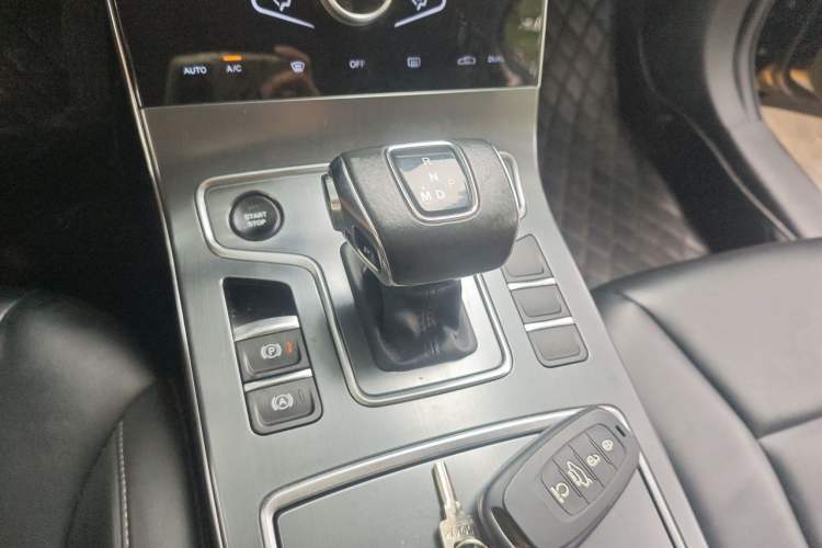 Used Hongqi H5 2022 Classic Model Facelift 1.5T DCT Qiyun Edition Gear Lever