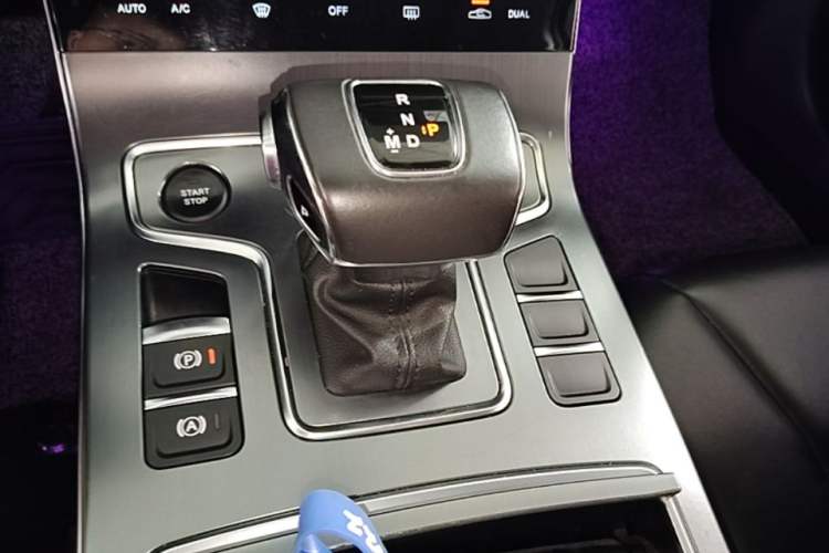 Used Hongqi H5 2022 Classic Model Facelift 1.5T DCT Qiyun Edition Gear Lever