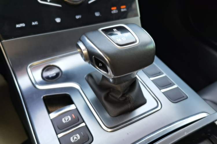 Used Hongqi H5 2022 Classic Model Facelift 1.5T DCT Qiyun Edition Gear Lever