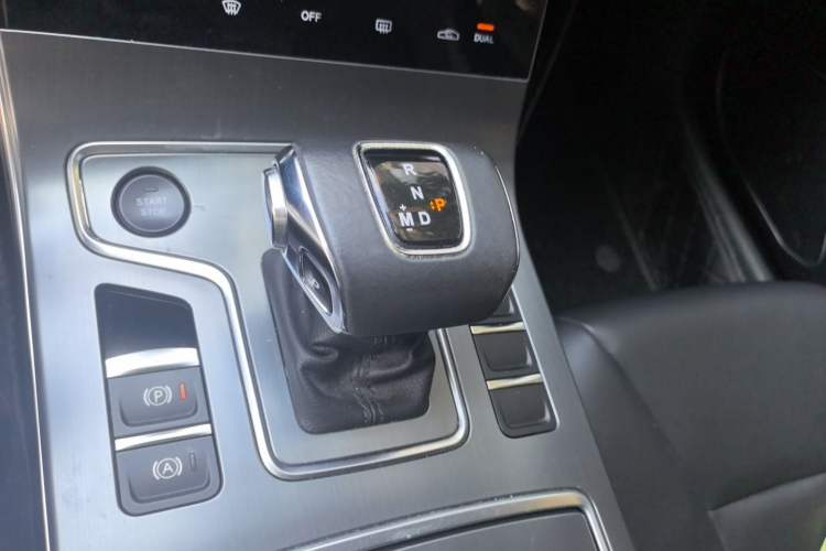 Used Hongqi H5 2022 Classic Model Facelift 1.5T DCT Qiyun Edition Gear Lever