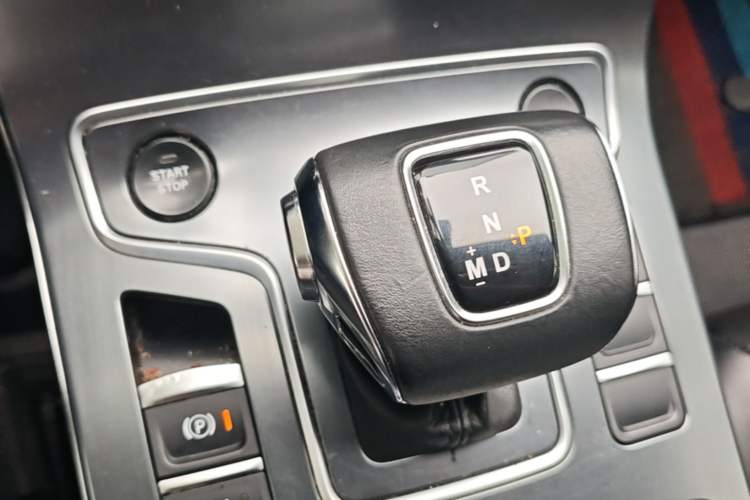 Used Hongqi H5 2022 Classic Model Facelift 1.5T DCT Qiyun Edition Gear Lever