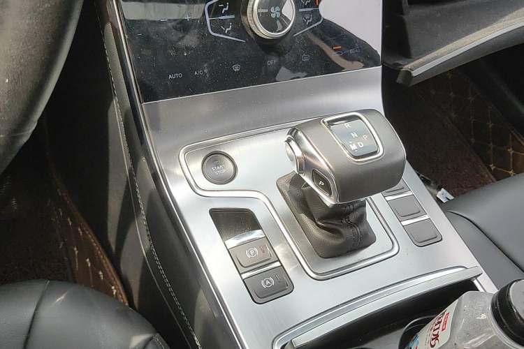 Used Hongqi H5 2022 Classic Model Facelift 1.8T Automatic Smart Connect Flagship Edition Gear Lever