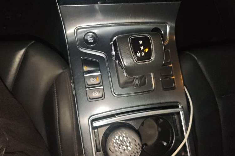 Used Hongqi H5 2022 Classic Model Facelift 1.5T DCT Qiyun Edition Gear Lever