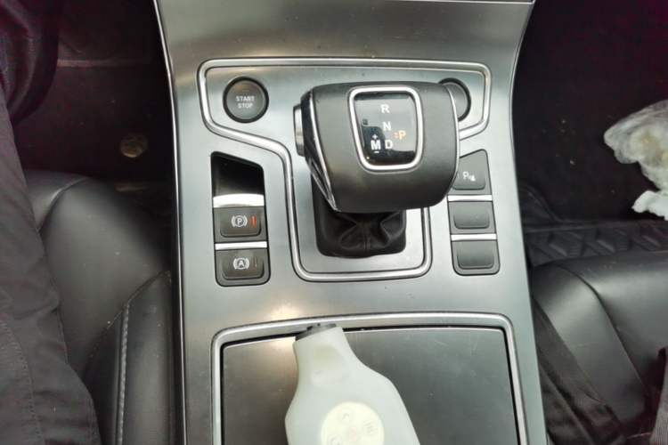 Used Hongqi H5 2022 Classic Model Facelift 1.8T Automatic Smart Connect Flagship Edition Gear Lever