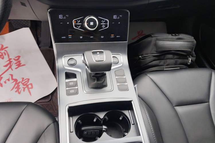 Used Hongqi H5 2022 Classic Model Facelift 1.5T DCT Qiyun Edition Gear Lever