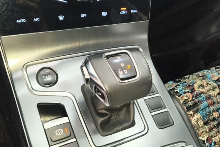 Used Hongqi H5 2022 Classic Model Facelift 1.5T DCT Qiyun Edition Gear Lever