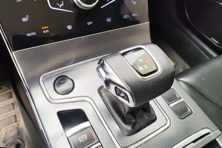 Used Hongqi H5 2022 Classic Model Facelift 1.8T Automatic Smart Connect Flagship Edition Gear Lever