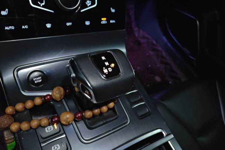 Used Hongqi H5 2022 Classic Model Facelift 1.8T Automatic Smart Connect Flagship Edition Gear Lever
