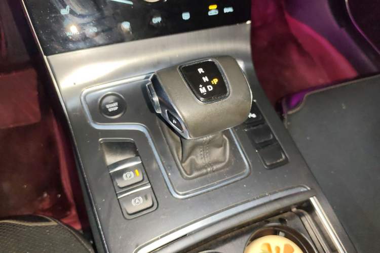 Used Hongqi H5 2022 Classic Model Facelift 1.5T DCT Qiyun Edition Gear Lever