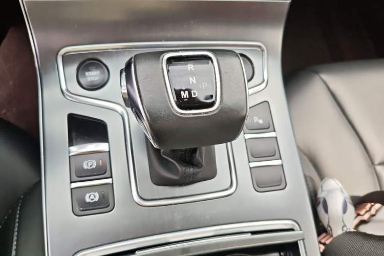 Used Hongqi H5 2022 Classic Model 1.8T Automatic Smart Connect Flagship Edition Gear Lever