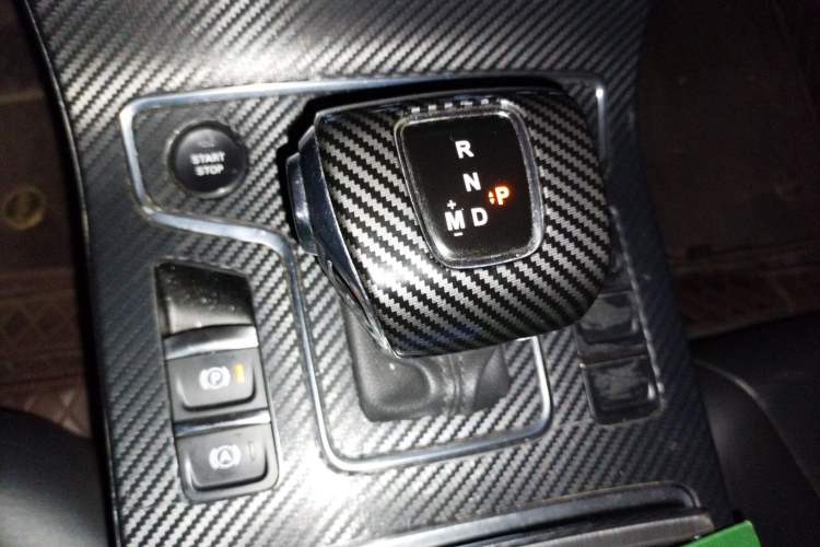 Used Hongqi H5 2022 Classic Model Facelift 1.5T DCT Qiyun Edition Gear Lever