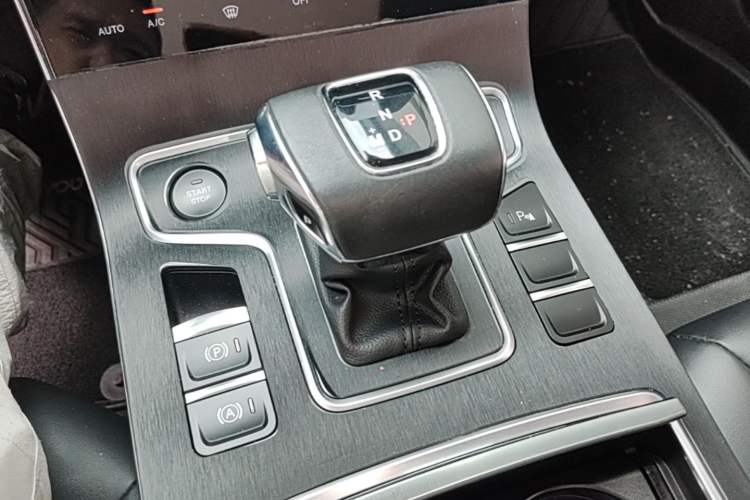 Used Hongqi H5 2022 Classic Model Facelift 1.8T Automatic Smart Connect Flagship Edition Gear Lever