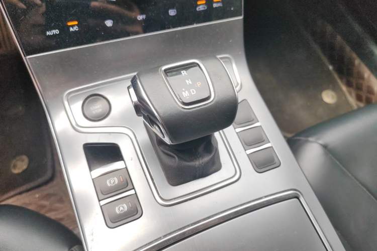 Used Hongqi H5 2022 Classic Model Facelift 1.5T DCT Qiyun Edition Gear Lever