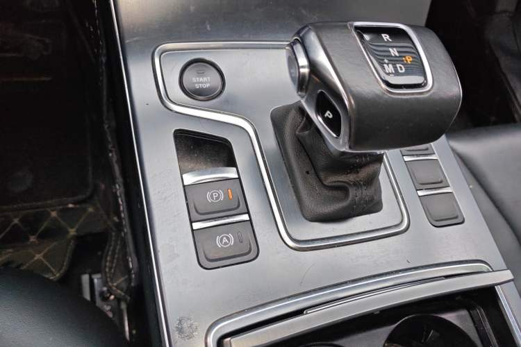 Used Hongqi H5 2022 Classic Model Facelift 1.5T DCT Qiyun Edition Gear Lever