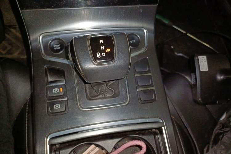 Used Hongqi H5 2022 Classic Model Facelift 1.8T Automatic Smart Connect Flagship Edition Gear Lever