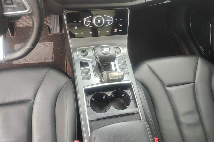 Used Hongqi H5 2022 Classic Model 1.8T Automatic Smart Connect Flagship Edition Gear Lever