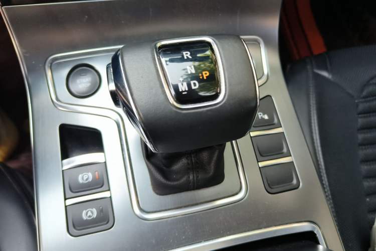 Used Hongqi H5 2022 Classic Model 1.8T Automatic Smart Connect Flagship Edition Gear Lever