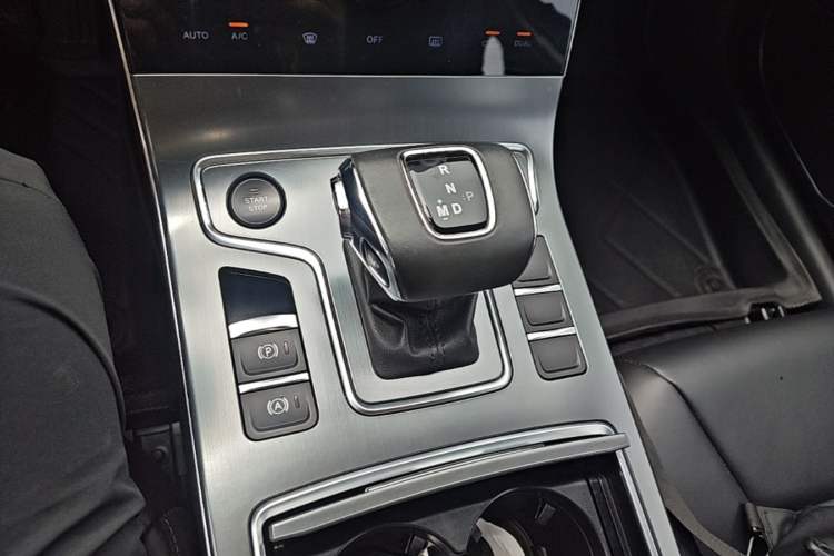 Used Hongqi H5 2022 Classic Model Facelift 1.5T DCT Qiyun Edition Gear Lever