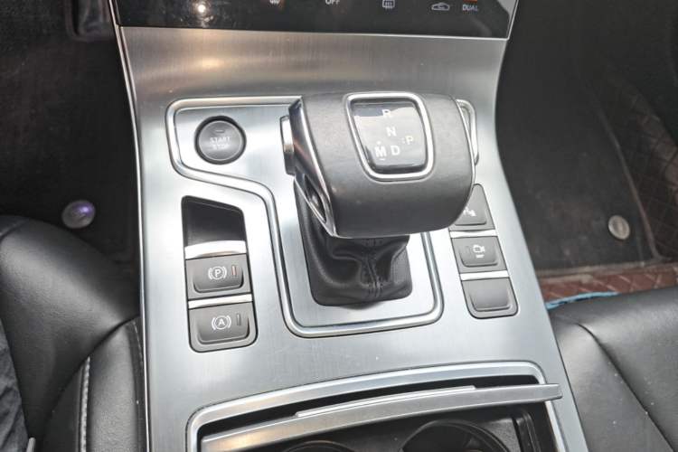 Used Hongqi H5 2022 Classic Model Facelift 1.8T Automatic Smart Connect Flagship Edition Gear Lever
