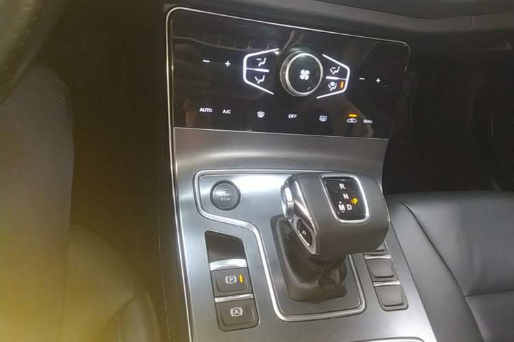 Used Hongqi H5 2022 Classic Model Facelift 1.5T DCT Qiyun Edition Gear Lever