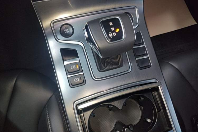 Used Hongqi H5 2022 Classic Model Facelift 1.5T DCT Qiyun Edition Gear Lever