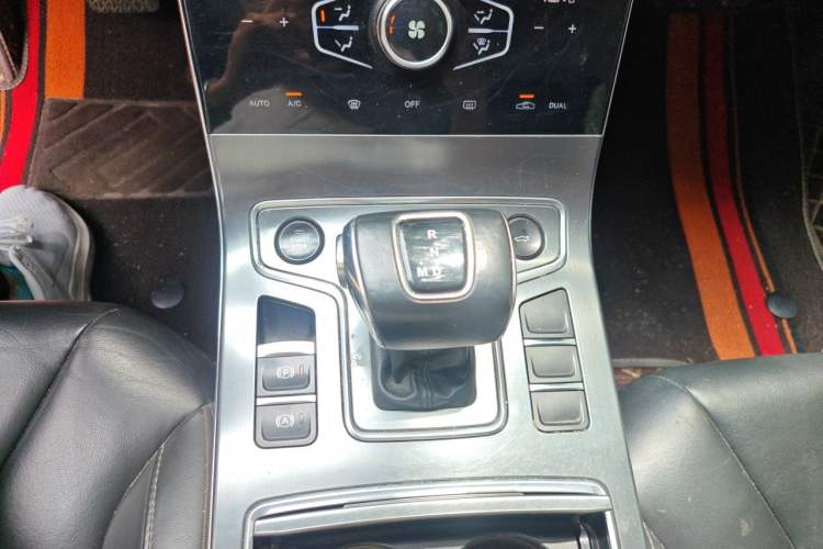 Used Hongqi H5 2022 Classic Model Facelift 1.5T DCT Qiyun Edition Gear Lever