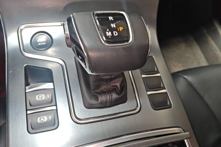 Used Hongqi H5 2022 Classic Model Facelift 1.5T DCT Qiyun Edition Gear Lever