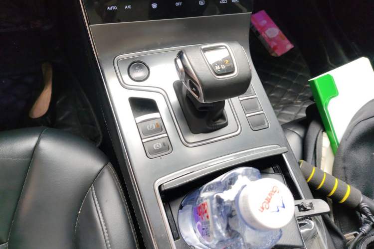 Used Hongqi H5 2022 Classic Model 1.8T Automatic Smart Connect Flagship Edition Gear Lever
