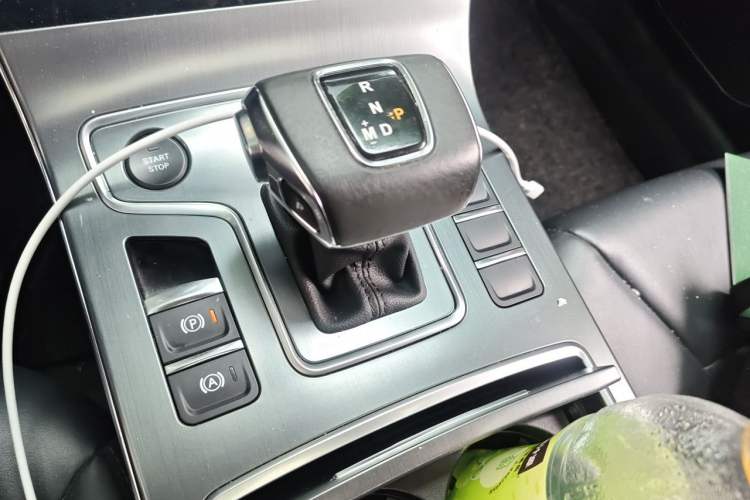Used Hongqi H5 2022 Classic Model Facelift 1.5T DCT Qiyun Edition Gear Lever