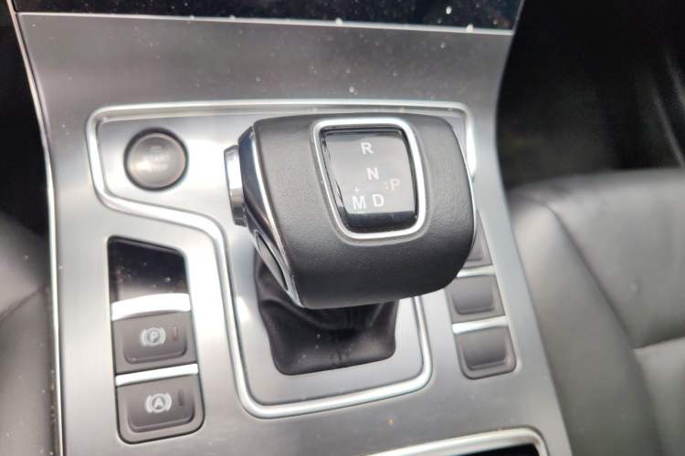 Used Hongqi H5 2022 Classic Model Facelift 1.5T DCT Qiyun Edition Gear Lever