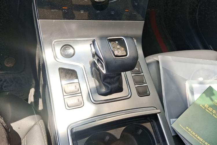 Used Hongqi H5 2022 Classic Model 1.8T Automatic Smart Connect Flagship Edition Gear Lever