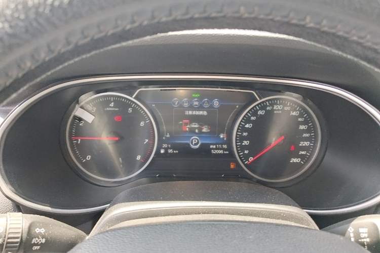 Used Hongqi H5 2022 Classic Model 1.8T Automatic Smart Connect Flagship Edition Instrument Cluster