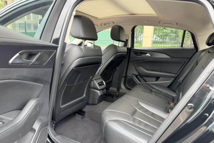 Used Hongqi H5 2022 Classic Model Facelift 1.8T Automatic Smart Connect Flagship Edition Interior 1