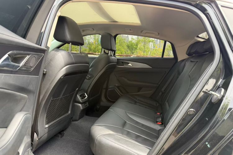 Used Hongqi H5 2022 Classic Model Facelift 1.8T Automatic Smart Connect Flagship Edition Interior 3
