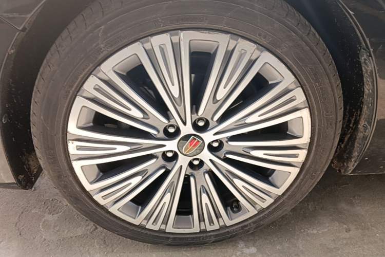 Used Hongqi H5 2022 Classic Model Facelift 1.8T Automatic Smart Connect Flagship Edition Left Front Wheel Hub