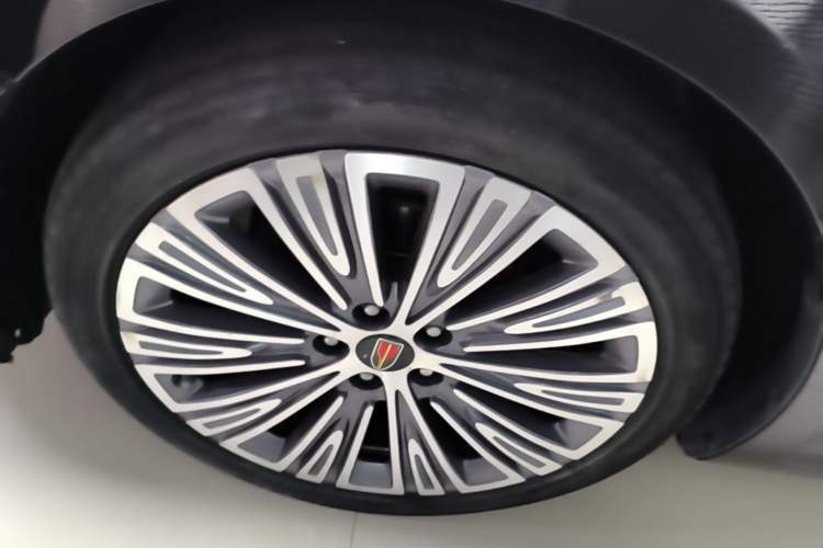Used Hongqi H5 2022 Classic Model Facelift 1.8T Automatic Smart Connect Flagship Edition Left Front Wheel Hub