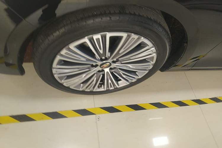 Used Hongqi H5 2022 Classic Model Facelift 1.5T DCT Qiyun Edition Left Front Wheel Hub