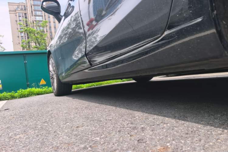 Used Hongqi H5 2022 Classic Model Facelift 1.8T Automatic Smart Connect Flagship Edition Left Side Sill