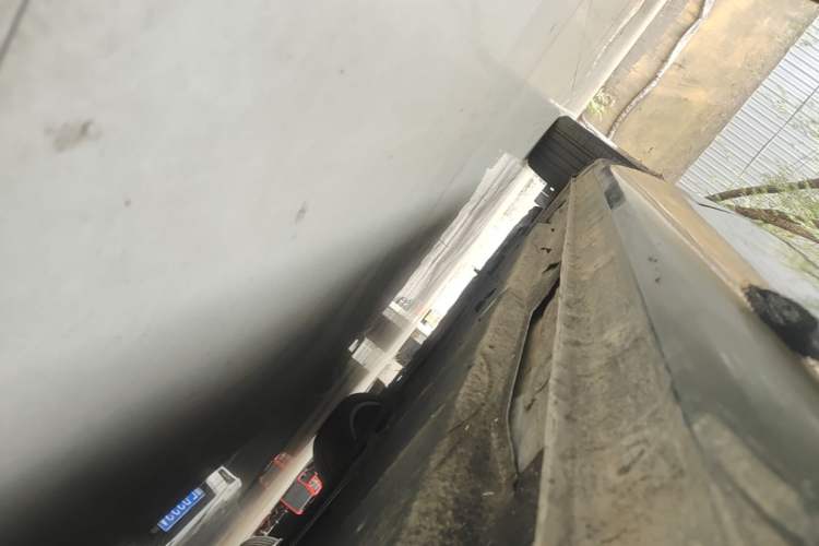 Used Hongqi H5 2022 Classic Model 1.8T Automatic Smart Connect Flagship Edition Left Side Sill