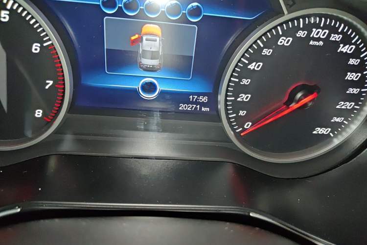 Used Hongqi H5 2022 Classic Model Facelift 1.8T Automatic Smart Connect Flagship Edition Odometer Close Up