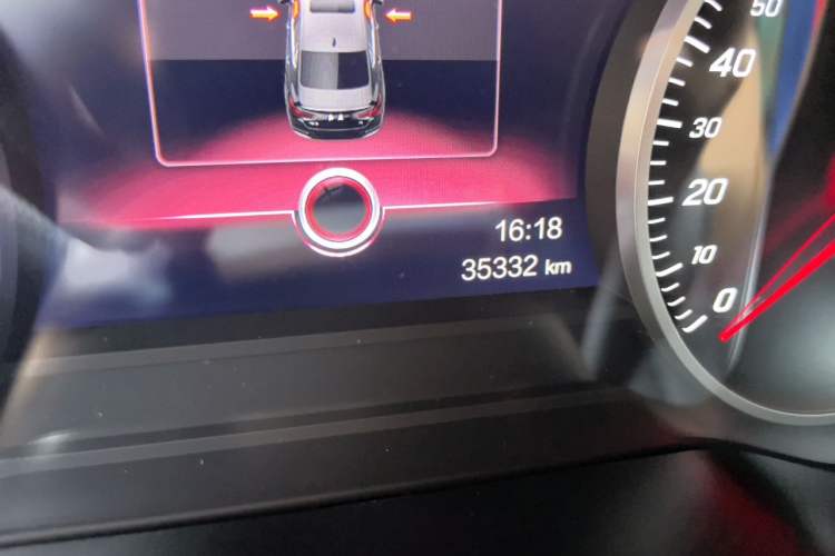 Used Hongqi H5 2022 Classic Model Facelift 1.8T Automatic Smart Connect Flagship Edition Odometer Close Up