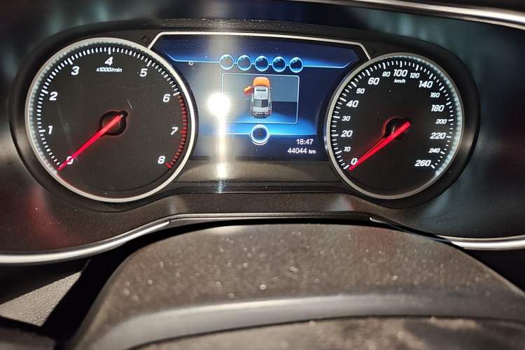 Used Hongqi H5 2022 Classic Model Facelift 1.8T Automatic Smart Connect Flagship Edition Odometer Close Up