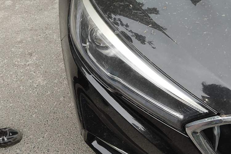 Used Hongqi H5 2022 Classic Model Facelift 1.8T Automatic Smart Connect Flagship Edition Right Front Headlight