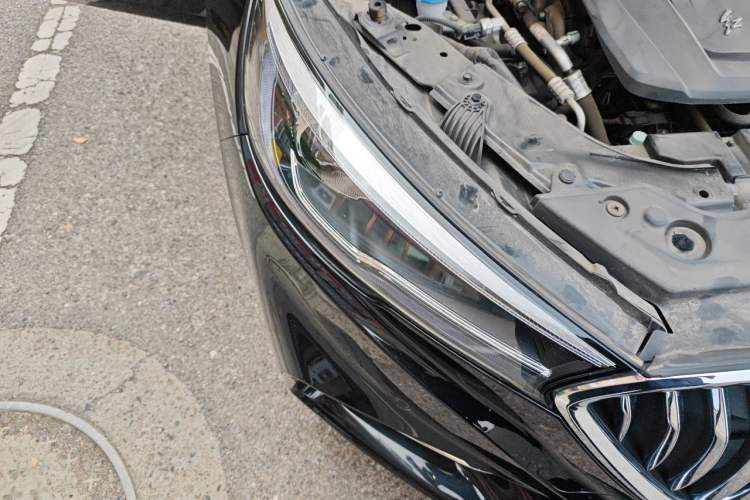 Used Hongqi H5 2022 Classic Model 1.8T Automatic Smart Connect Flagship Edition Right Front Headlight