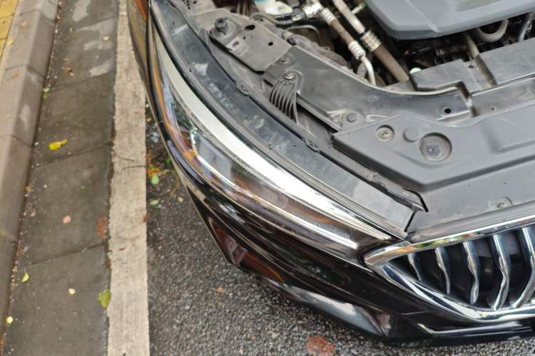 Used Hongqi H5 2022 Classic Model 1.8T Automatic Smart Connect Flagship Edition Right Front Headlight