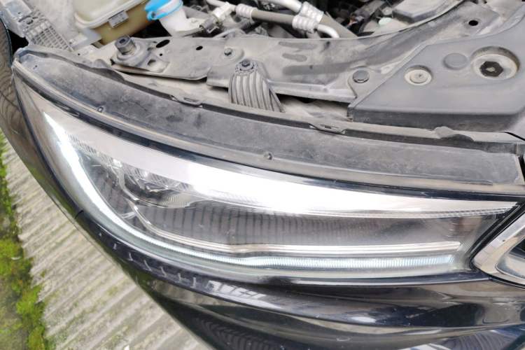 Used Hongqi H5 2022 Classic Model 1.8T Automatic Smart Connect Flagship Edition Right Front Headlight