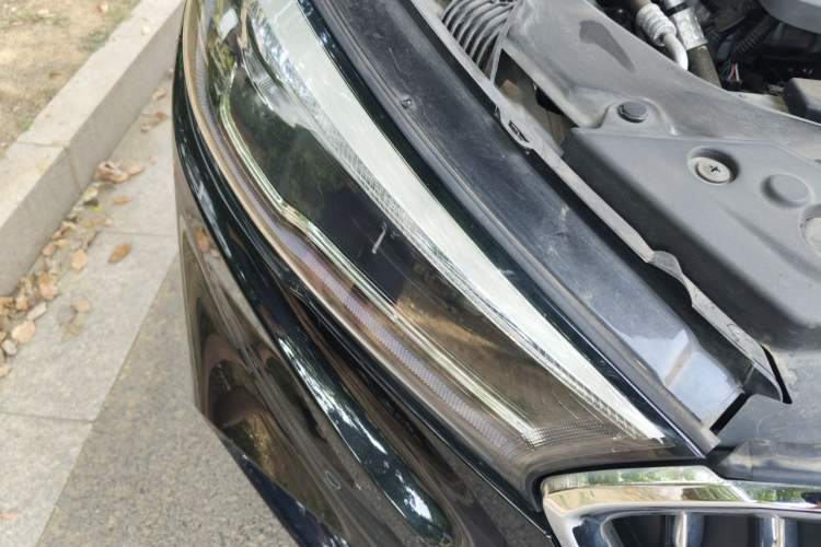 Used Hongqi H5 2022 Classic Model 1.8T Automatic Smart Connect Flagship Edition Right Front Headlight