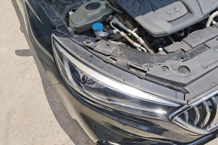 Used Hongqi H5 2022 Classic Model 1.8T Automatic Smart Connect Flagship Edition Right Front Headlight