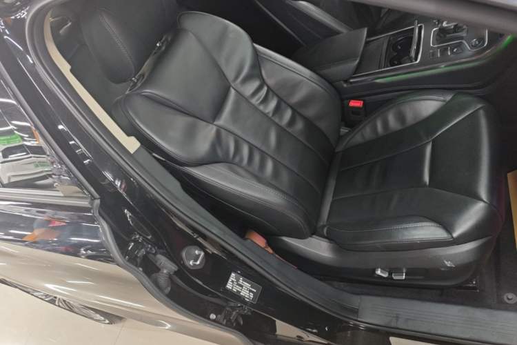 Used Hongqi H5 2022 Classic Model 1.8T Automatic Smart Connect Flagship Edition Right Front Seat