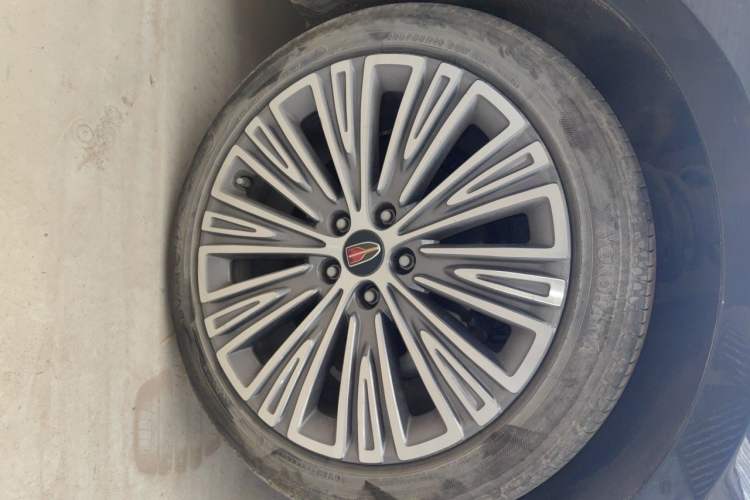 Used Hongqi H5 2022 Classic Model 1.8T Automatic Smart Connect Flagship Edition Right Front Wheel Hub